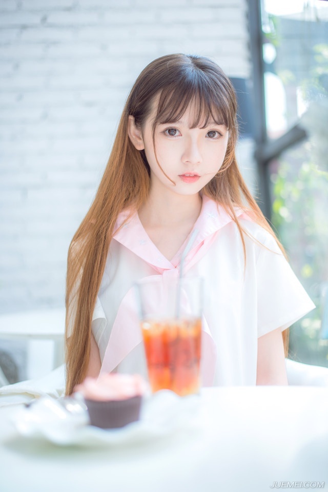 “兄长放心，我不会胡来，只是前线战报，兄长若是有暇，不妨书信于我如何？”庞统跟吕玲绮、赵云等人平辈论交，吕征身为吕玲绮的弟弟，虽然年纪差了不少，但仍旧是以平辈之礼相处。